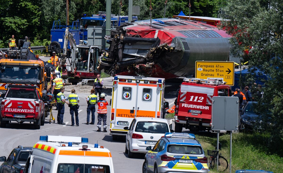 Aufräumarbeiten Und Ursachenforschung Nach Zugunglück In Oberbayern