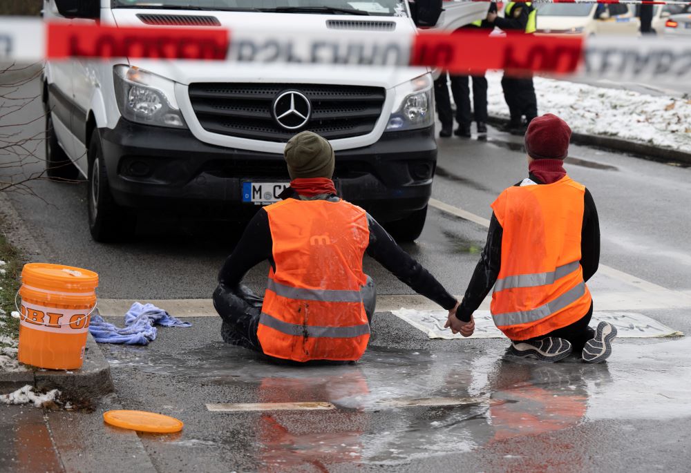 Klimaaktivisten Kleben Sich Am Stachus In München Fest